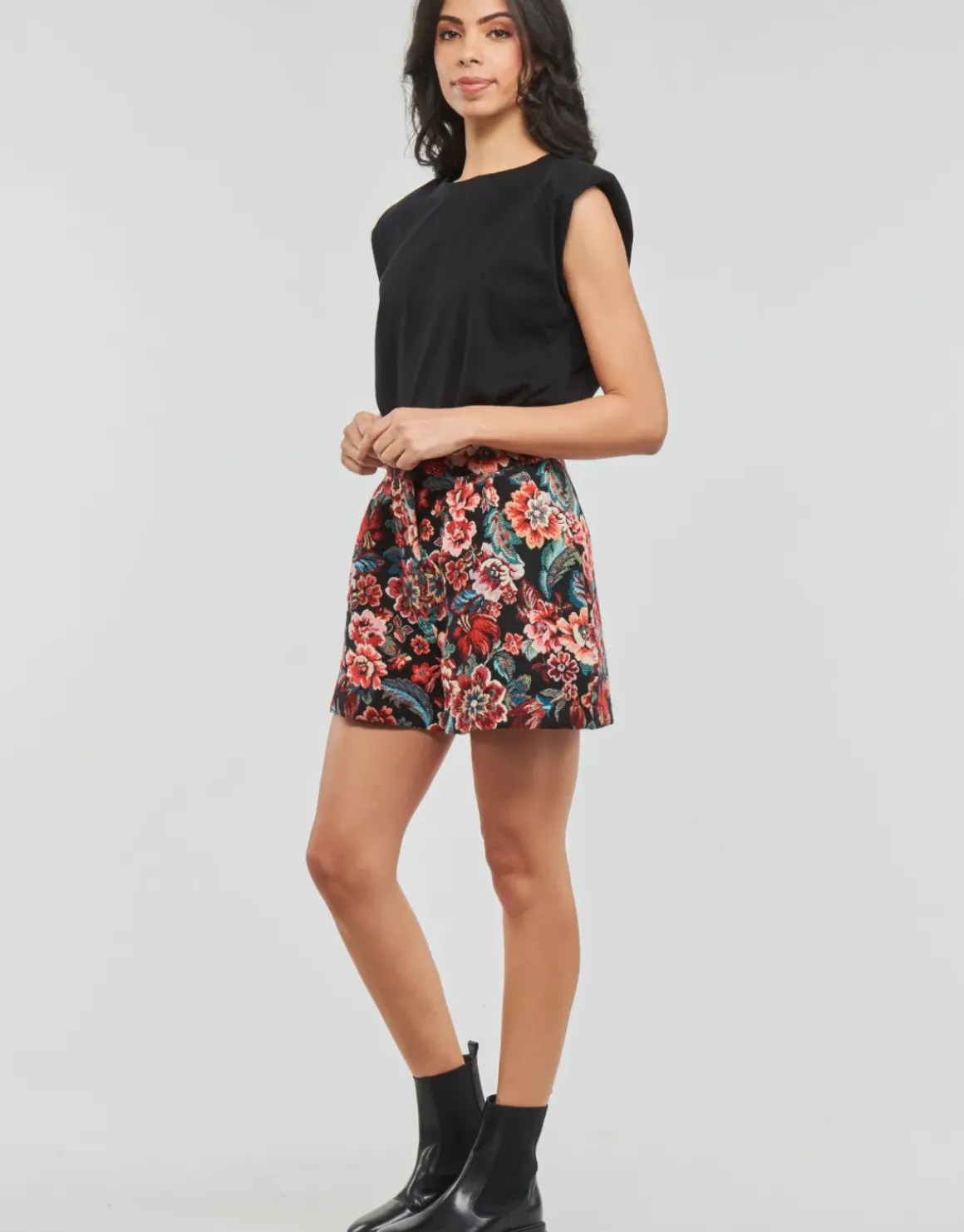 Betty London - LAUREN
