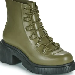 Melissa - COSMO BOOT AD